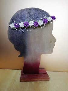 une couronne blanche et violette