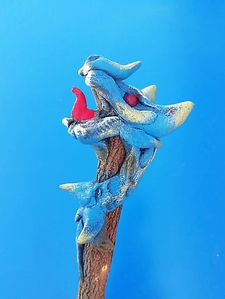 un crayon dragon bleu de profil