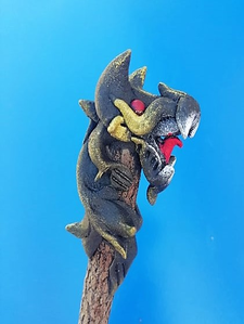 un crayon dragon noir de profil