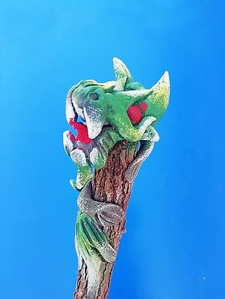 un crayon dragon vert de profil