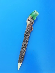 un crayon iguane vert