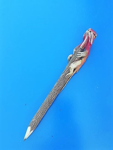 un crayon iguane rouge