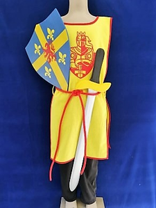 tabar jaune chevalier armé d'un bouclier et d'une épée